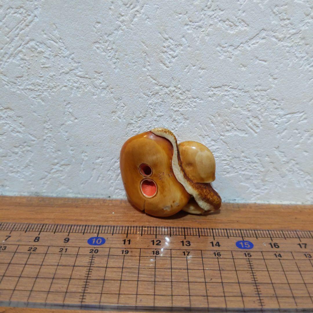 時代提物 超絶技巧根付 天然素材 在銘【茸と蝸牛】横幅約3.7cm 重さ約10ｇ