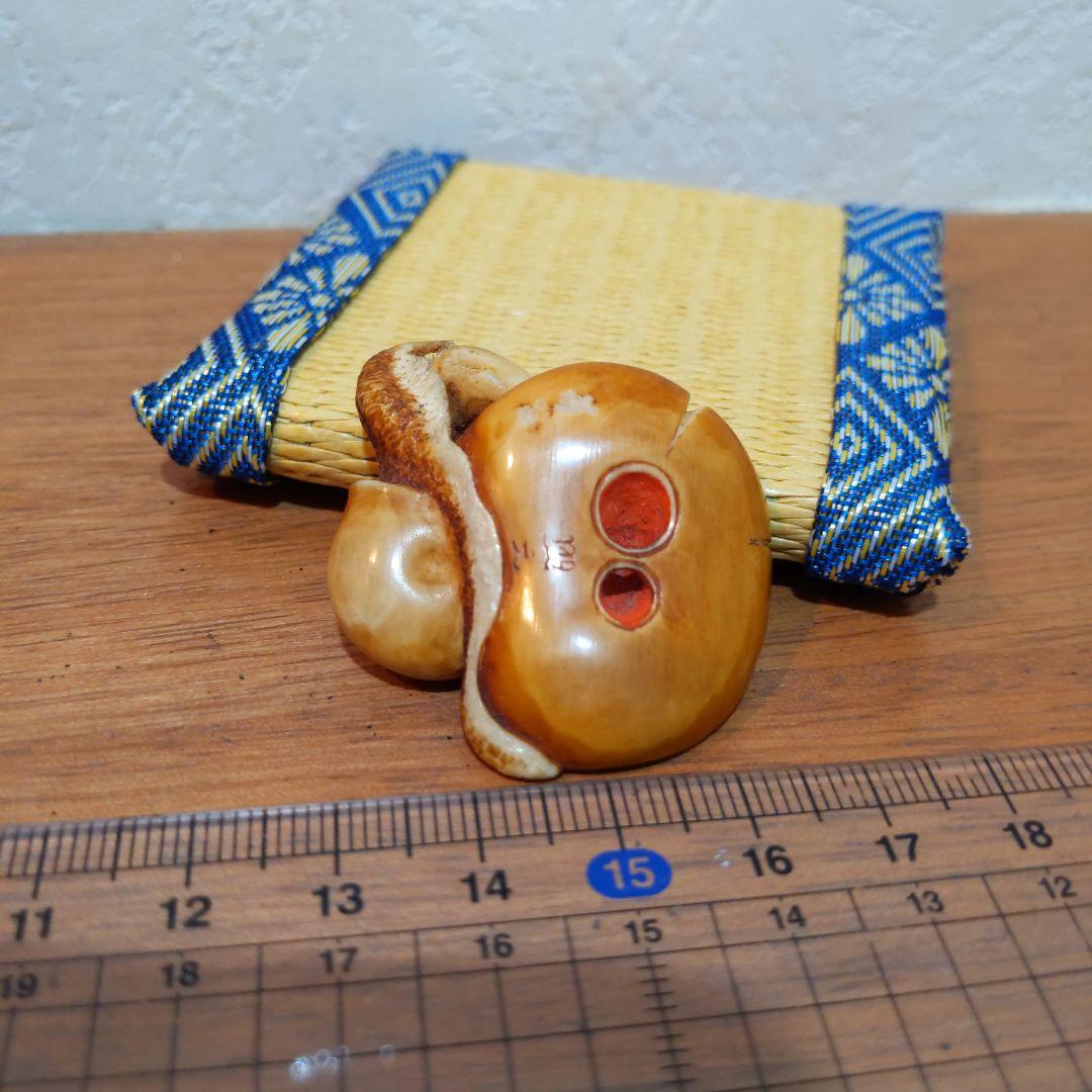 時代提物 超絶技巧根付 天然素材 在銘【茸と蝸牛】横幅約3.7cm 重さ約10ｇ