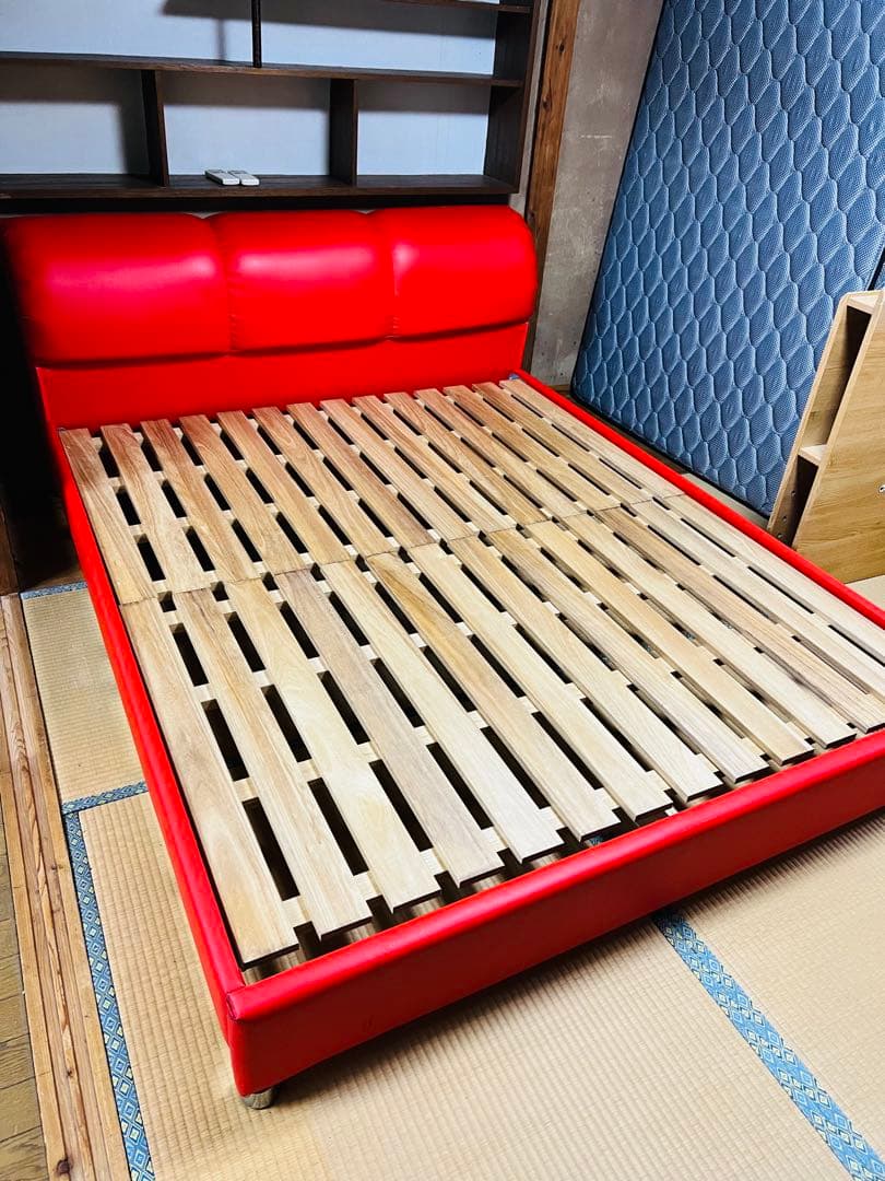 赤いクイーンベッドフレーム