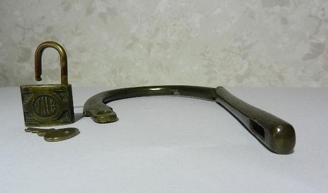 真鍮製半円状オブジェ（米国「ＹＡＬＥ（エール）社」ロゴ入南京錠付き）