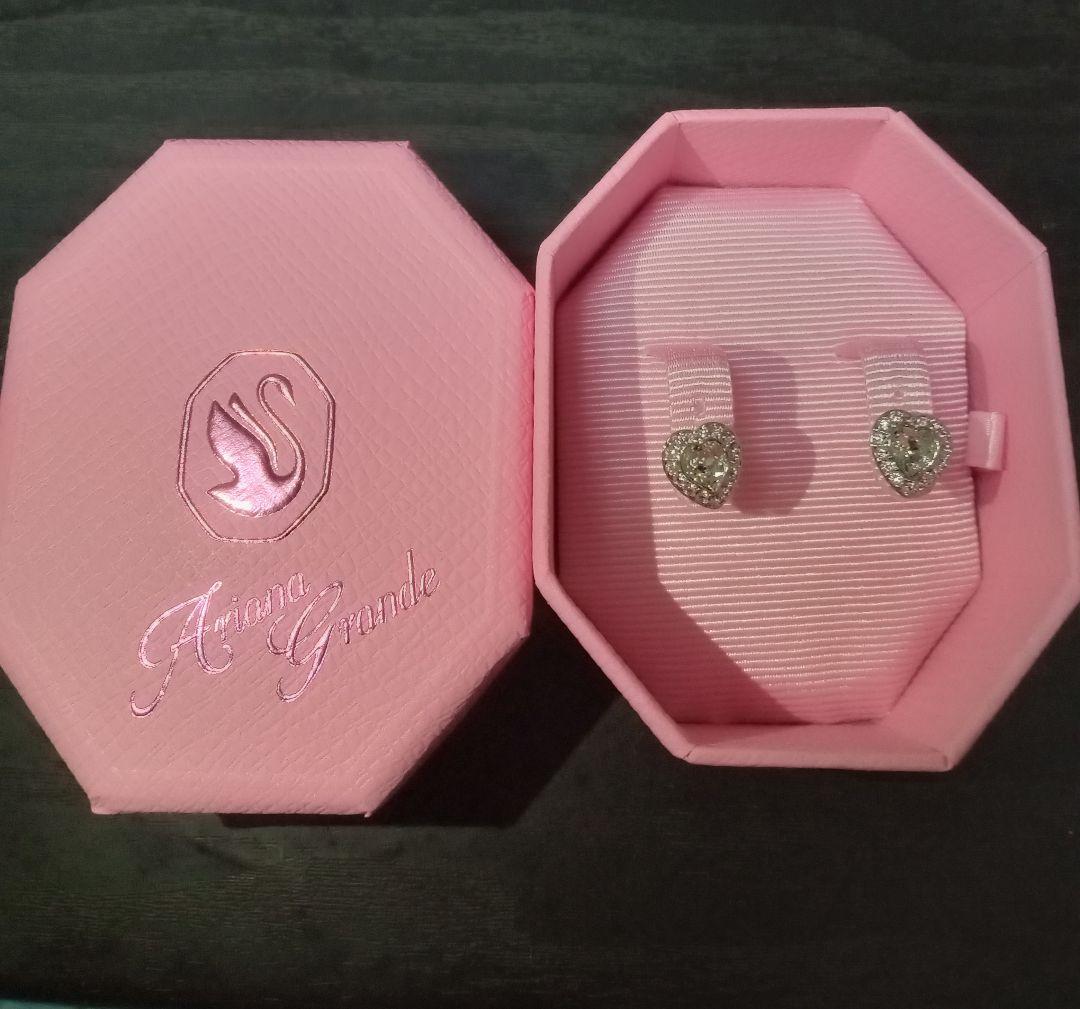 『即日発送』Ariana Grande x Swarovski ハート型ピアス