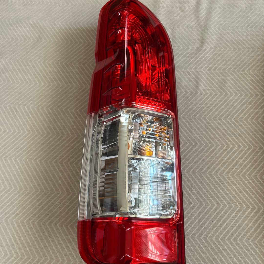 新車外し　6型ハイエース純正テールランプ
