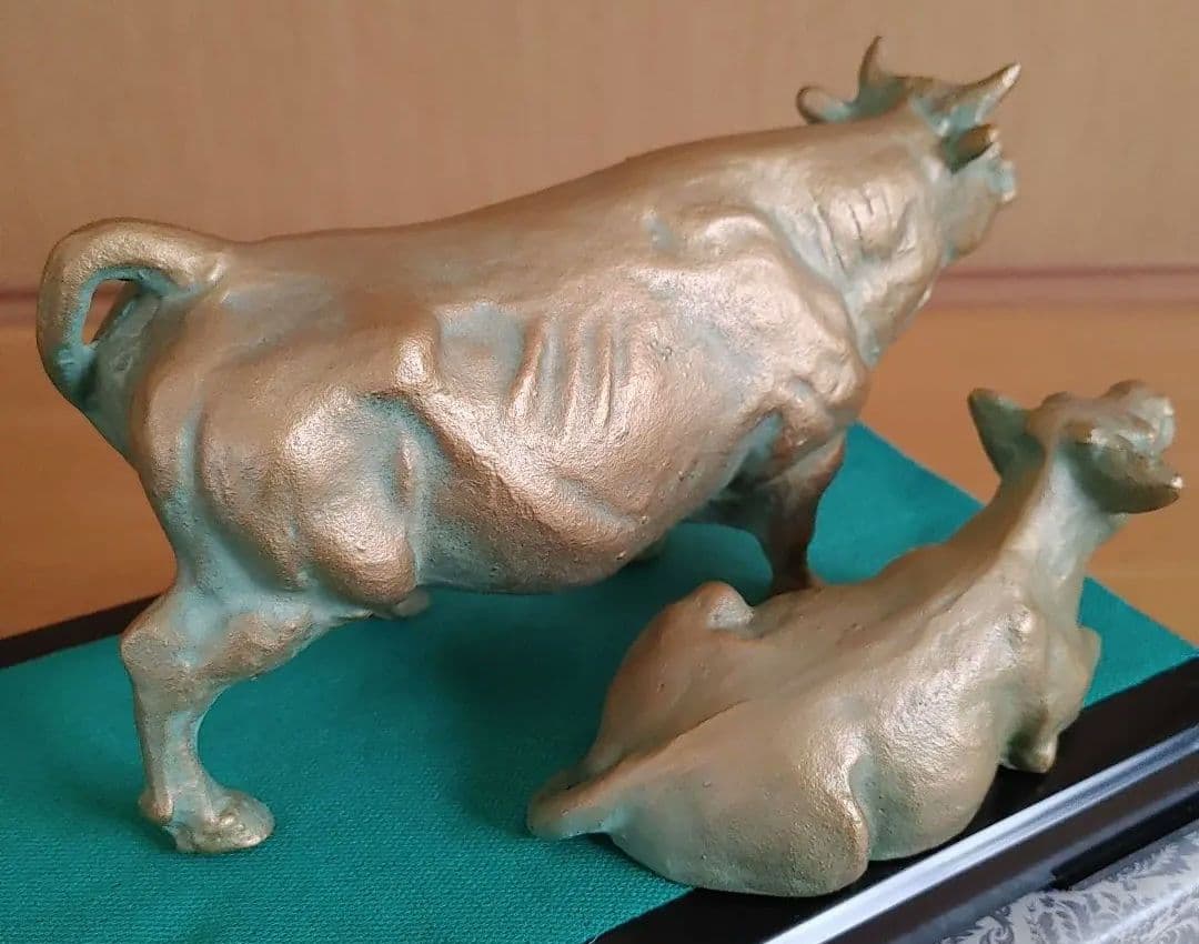 金色の牛と子牛の置物