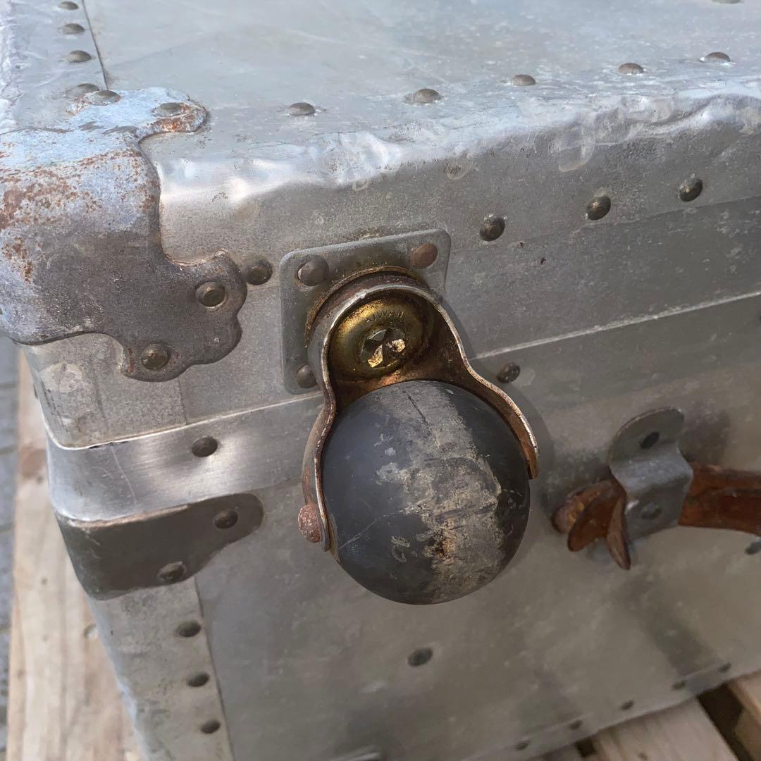 ヴィンテージアルミトランクケース タイヤ付き 店舗什器 インテリア