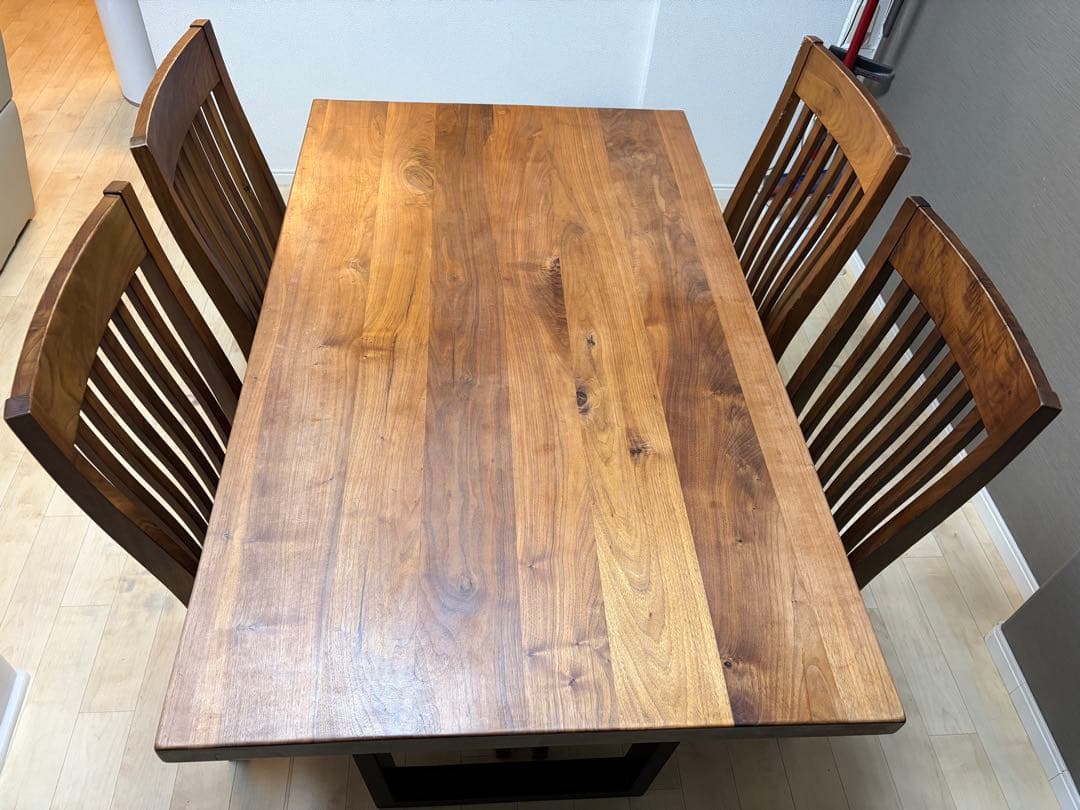 ダイニングテーブル！椅子は別で販売してます。椅子4脚もまとめて購入ください