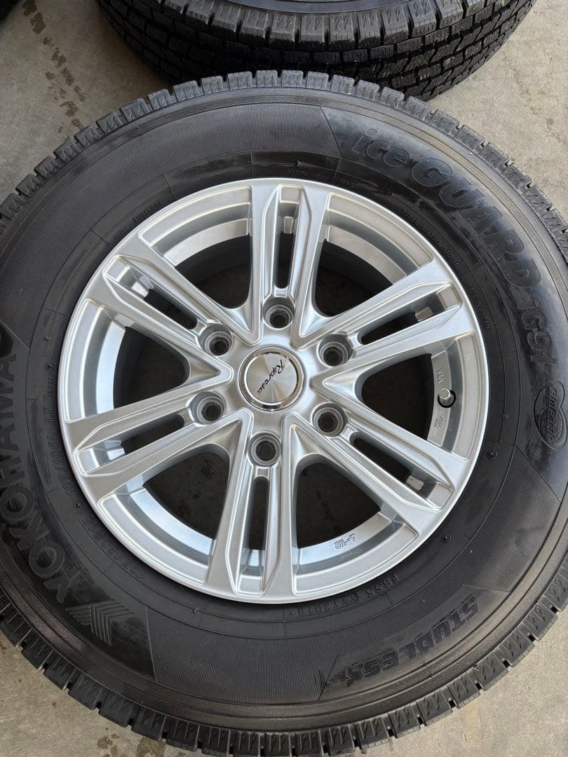 ハイエース　15インチスタッドレスタイヤセット