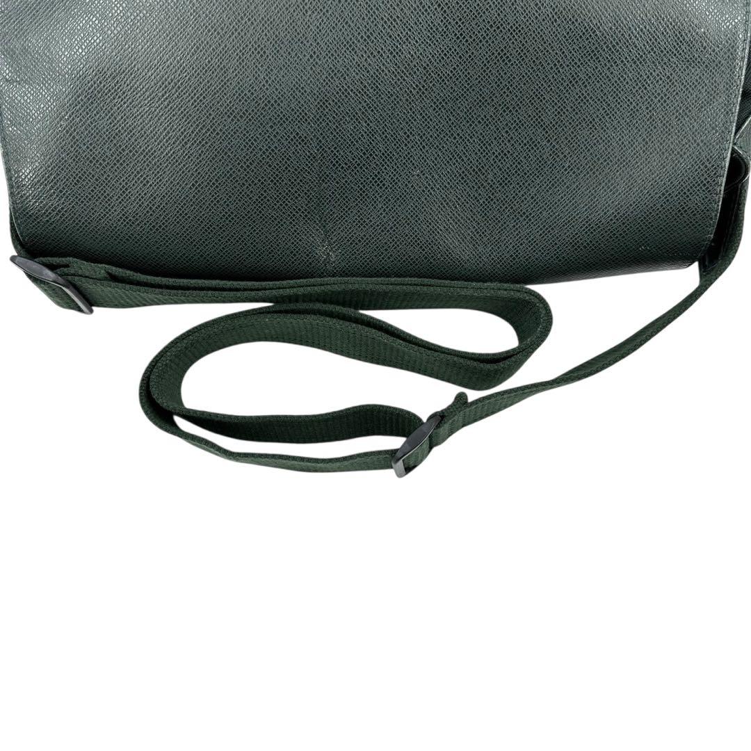 ルイヴィトン タイガ ヴィクトール メッセンジャーバッグ M30144グリーン