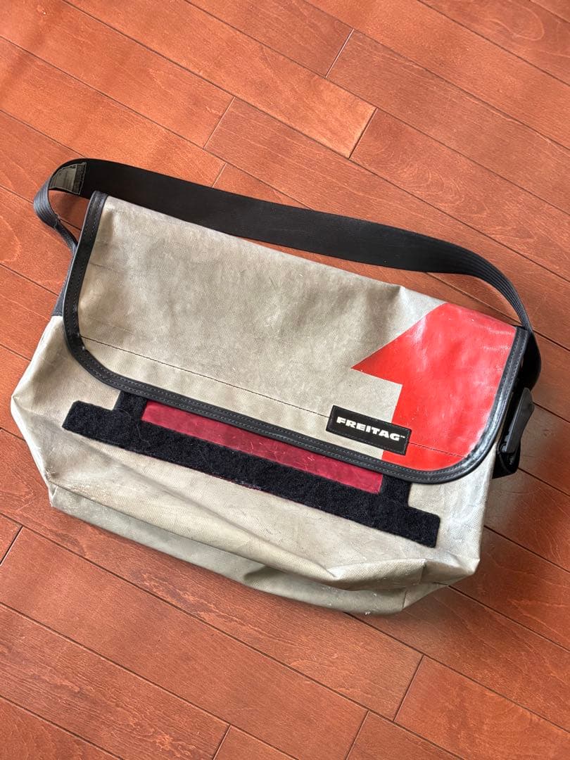 FREITAG SURFSIDE6 メッセンジャーバッグ （グレー/レッド）