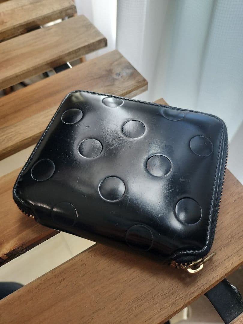 コムデギャルソン エナメルレザー ラウンドファスナー 二つ折り財布