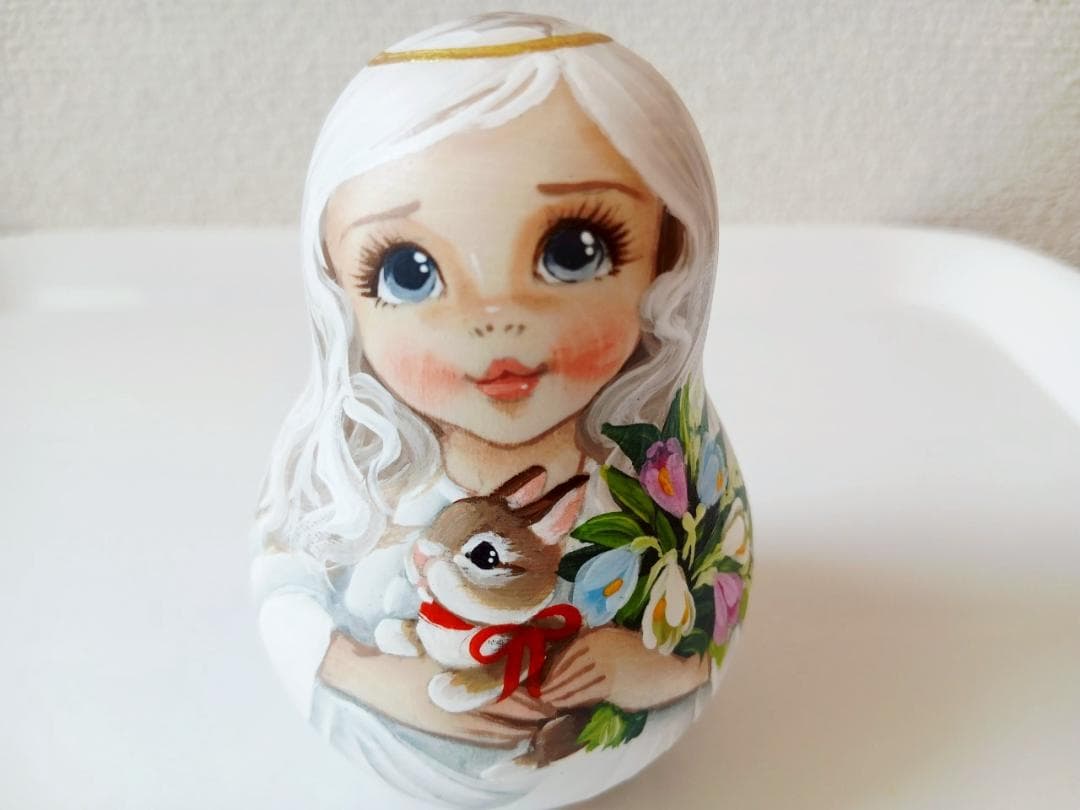 【CBT054】9cm級 おきあがりこぼし(大) スベトラーナうさぎを抱く女の子