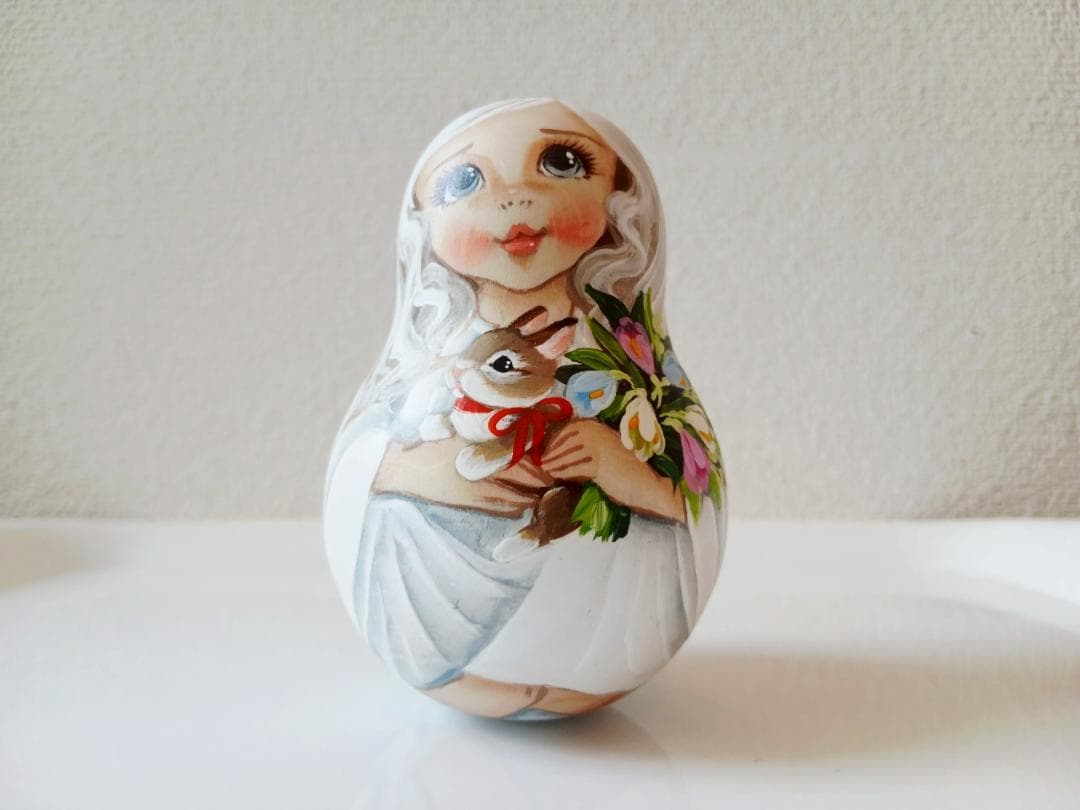 【CBT054】9cm級 おきあがりこぼし(大) スベトラーナうさぎを抱く女の子