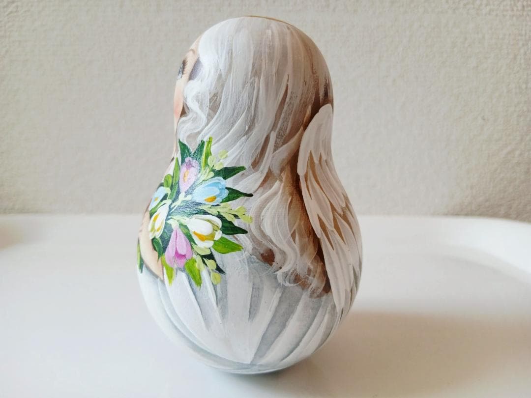 【CBT054】9cm級 おきあがりこぼし(大) スベトラーナうさぎを抱く女の子