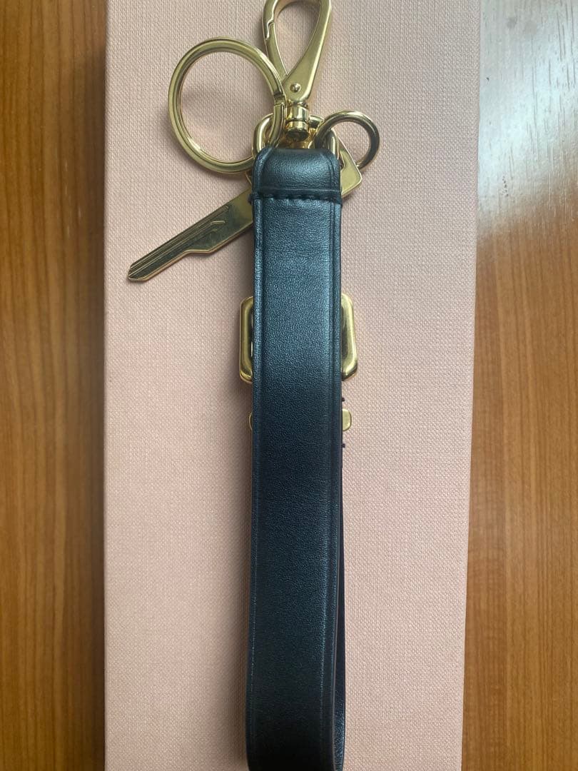 MIU MIU ブラックレザーキーリング