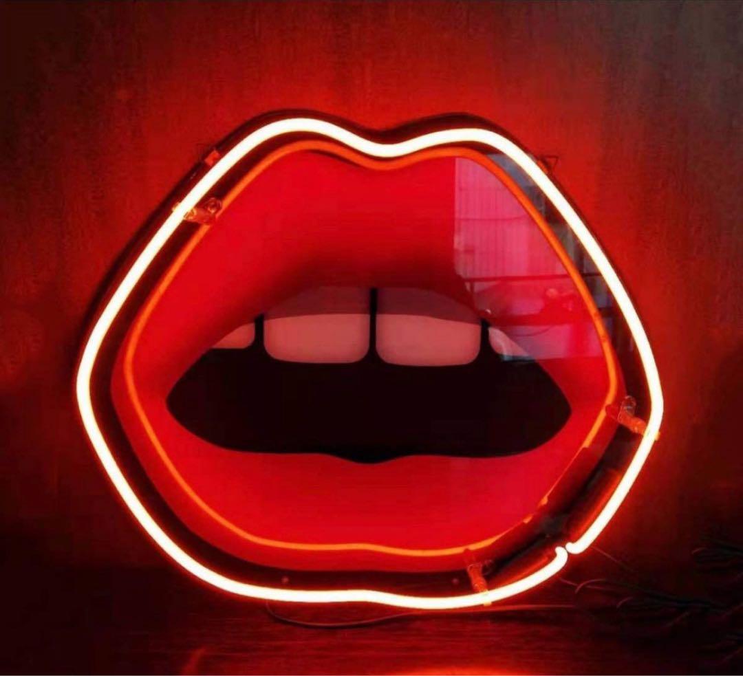 ネオンサイン リップデザイン レッド ガラス製 壁掛け装飾