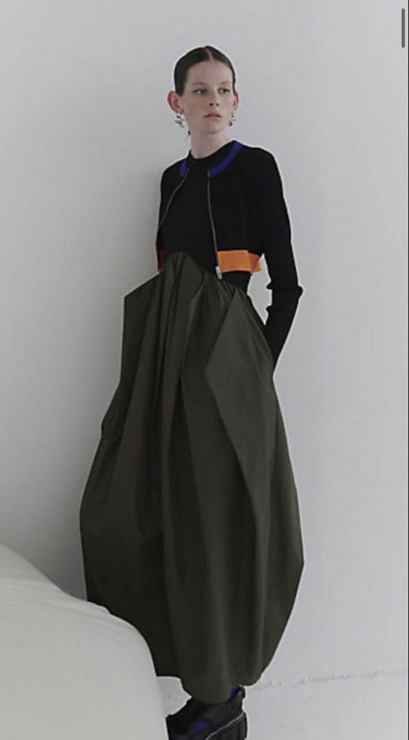 試着のみ CURVE LINE TUCK SLEEVELESS OP