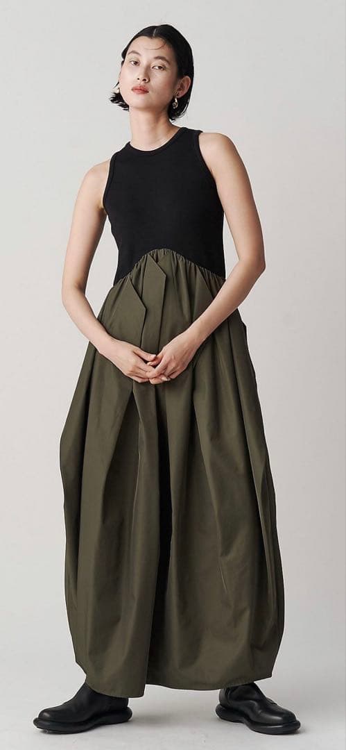 試着のみ CURVE LINE TUCK SLEEVELESS OP