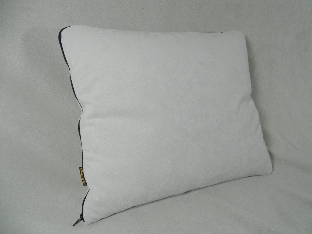 【正直ズルい】高級車内装素材で作ったクッション ライトグレー