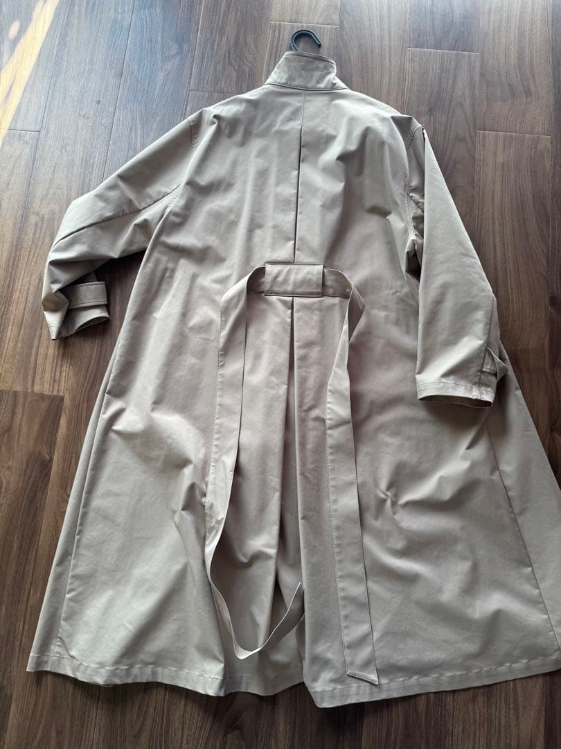 ベージュトレンチコート