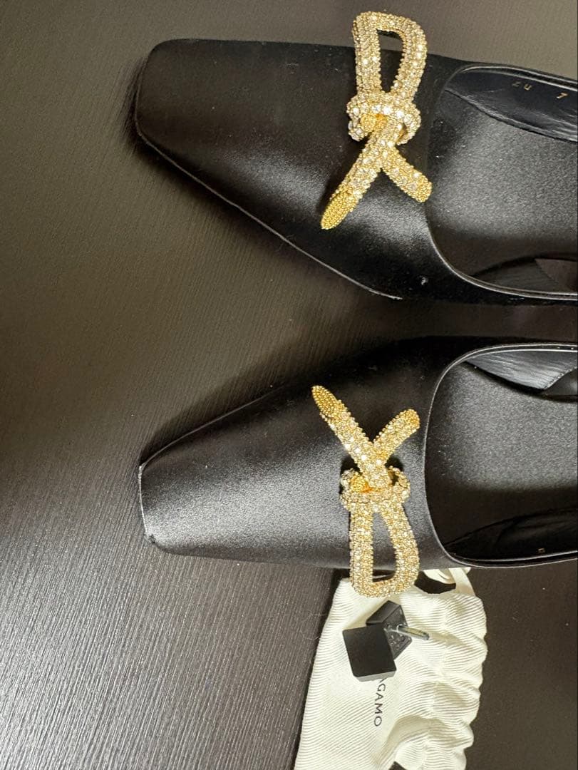 FERRAGAMO ブラックサテン ハイヒール　ゴールド金具　7