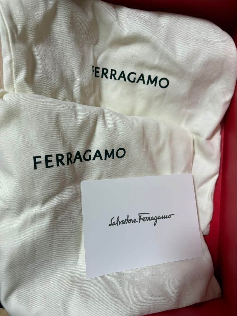 FERRAGAMO ブラックサテン ハイヒール　ゴールド金具　7