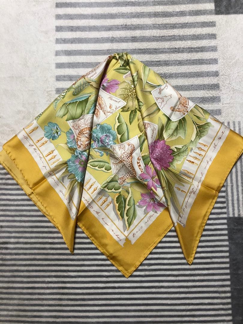 Salvatore Ferragamo シルクスカーフ 花柄