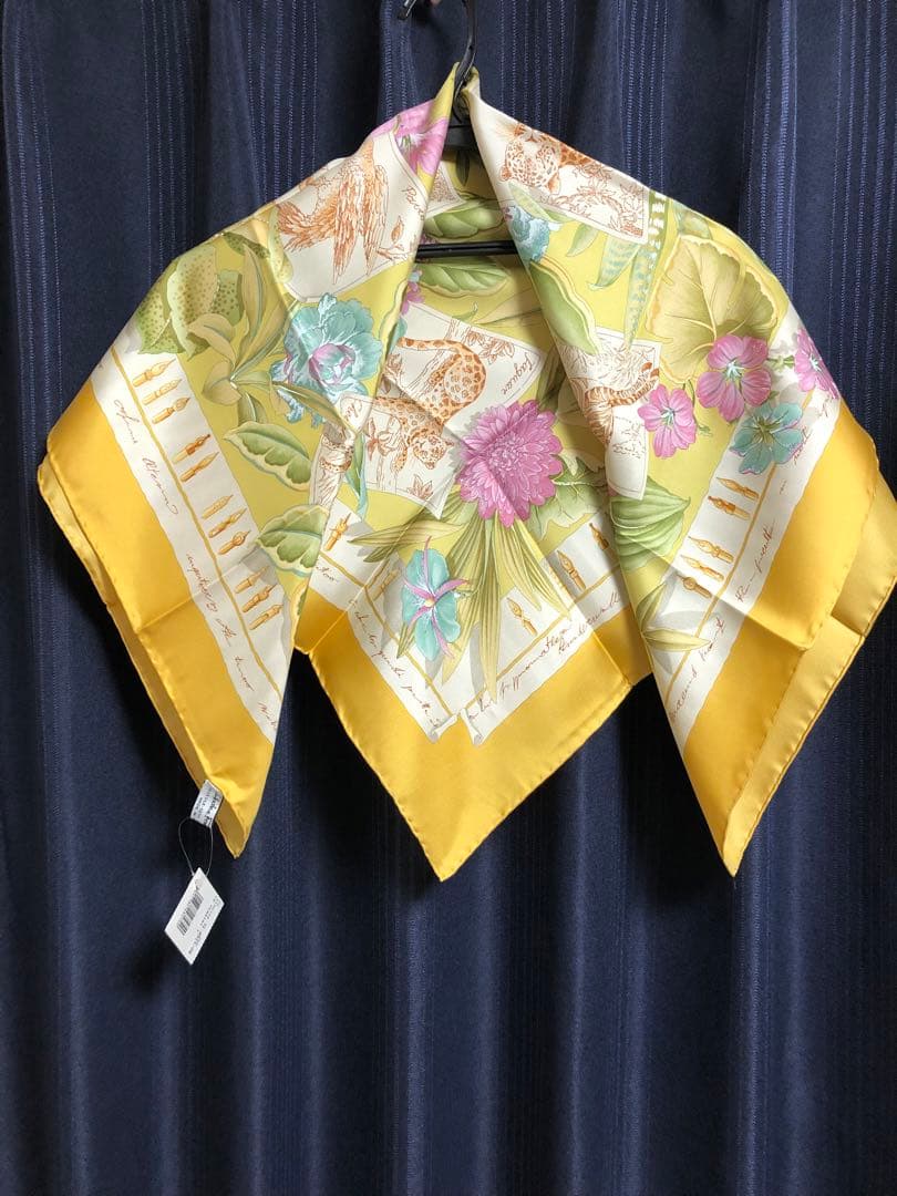 Salvatore Ferragamo シルクスカーフ 花柄