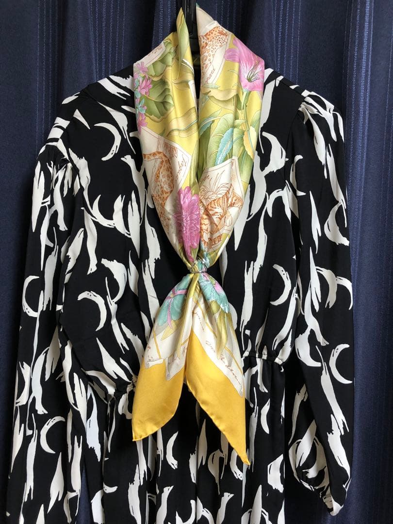 Salvatore Ferragamo シルクスカーフ 花柄
