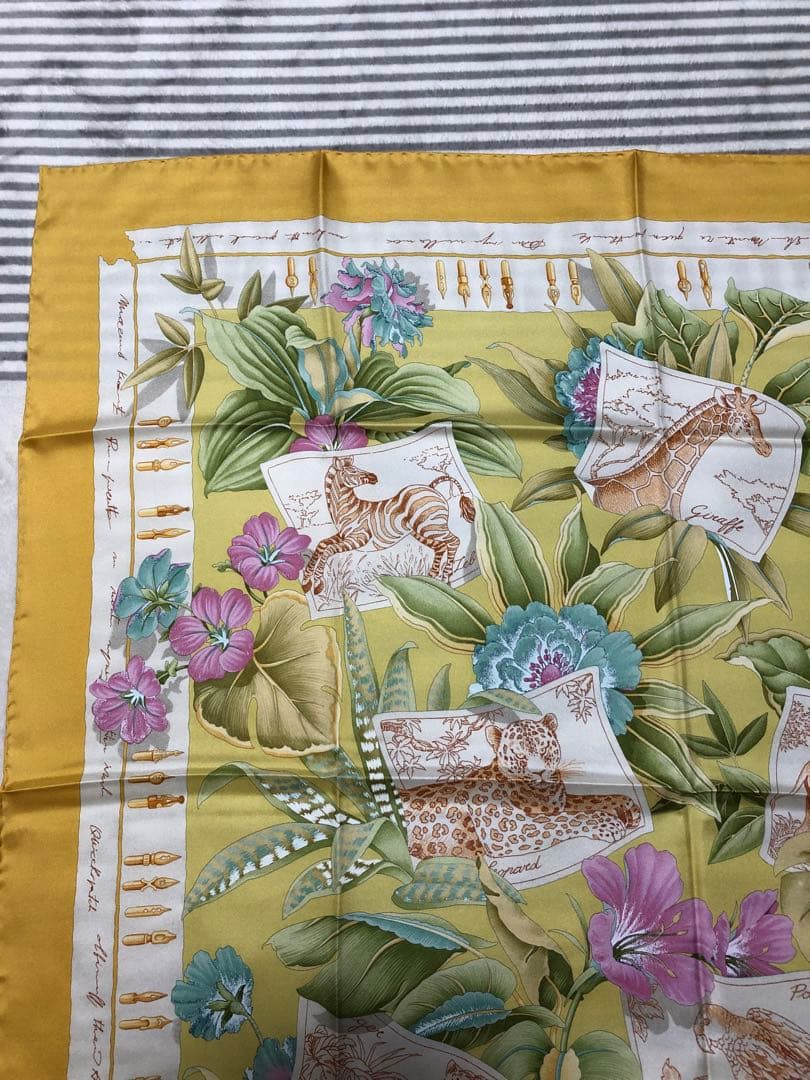 Salvatore Ferragamo シルクスカーフ 花柄