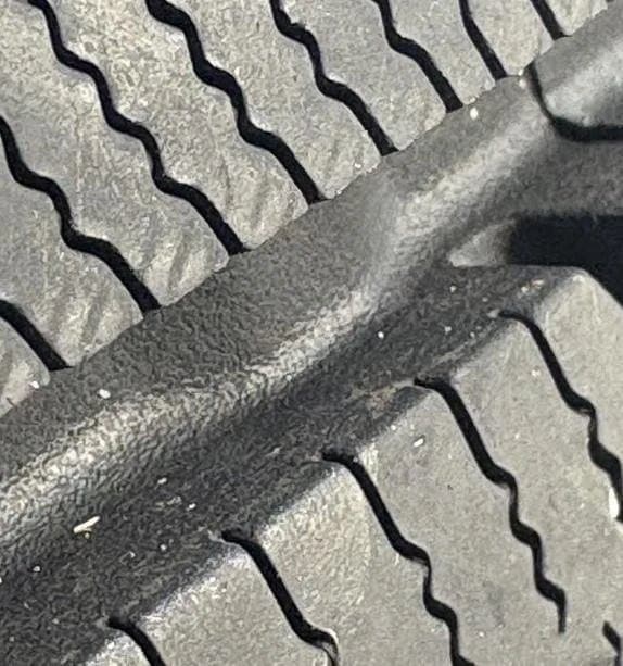 ①ヨコハマ スタッドレスタイヤ 205/55R16