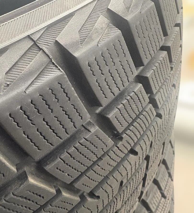 ①ヨコハマ スタッドレスタイヤ 205/55R16