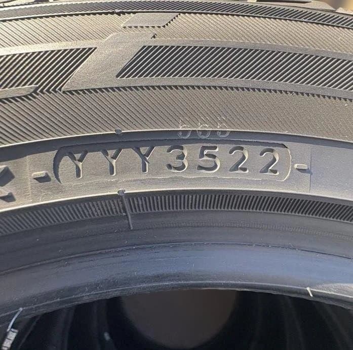 ①ヨコハマ スタッドレスタイヤ 205/55R16