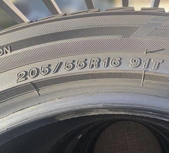 ①ヨコハマ スタッドレスタイヤ 205/55R16