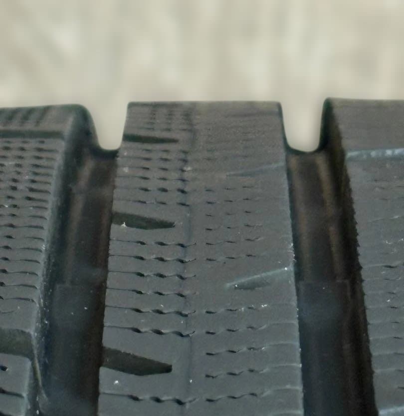 ①ヨコハマ スタッドレスタイヤ 205/55R16