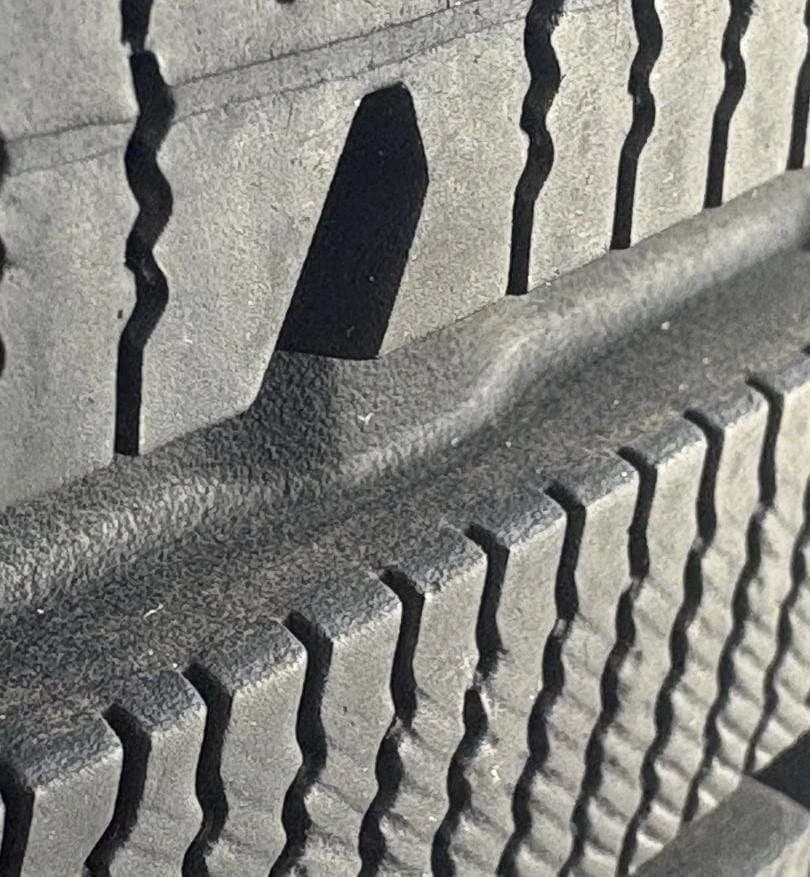 ①ヨコハマ スタッドレスタイヤ 205/55R16