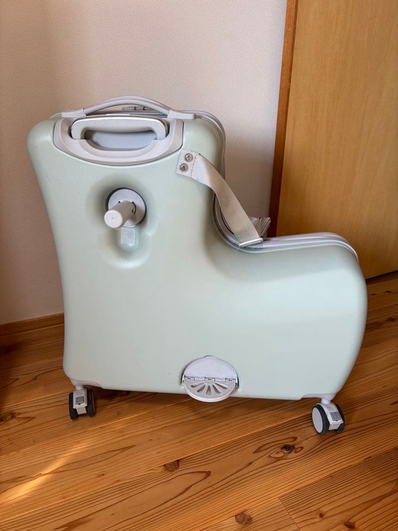 キッズトラベル 子供が乗れるキャリーケース くすみグリーン