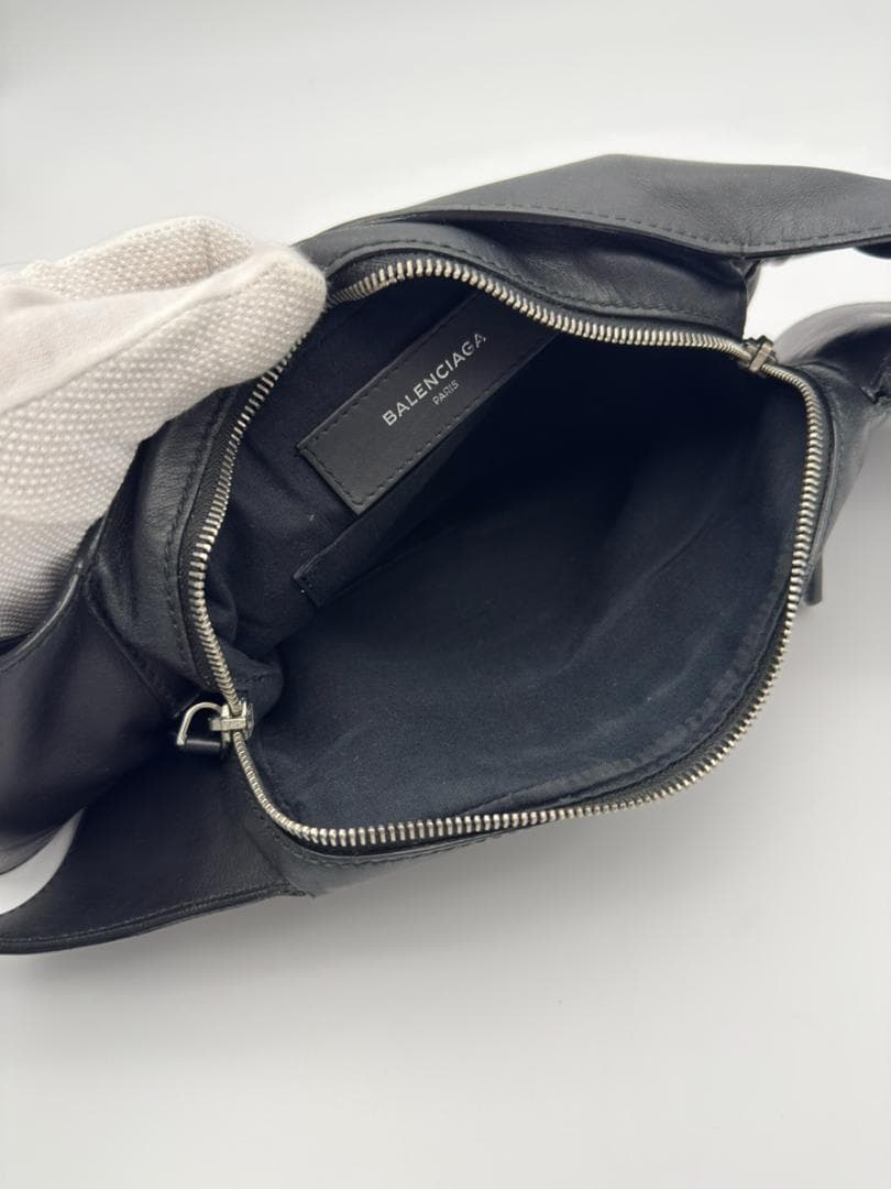 美品✨バレンシアガ パンチングロゴ レザー ボディバッグ ベルトバッグ 黒
