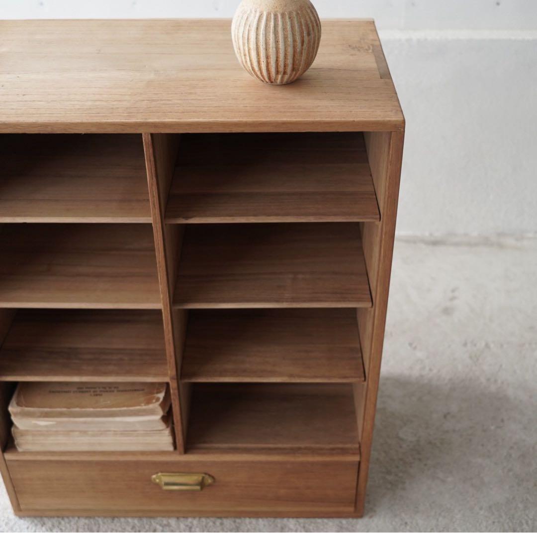 引き出しのついた木製棚