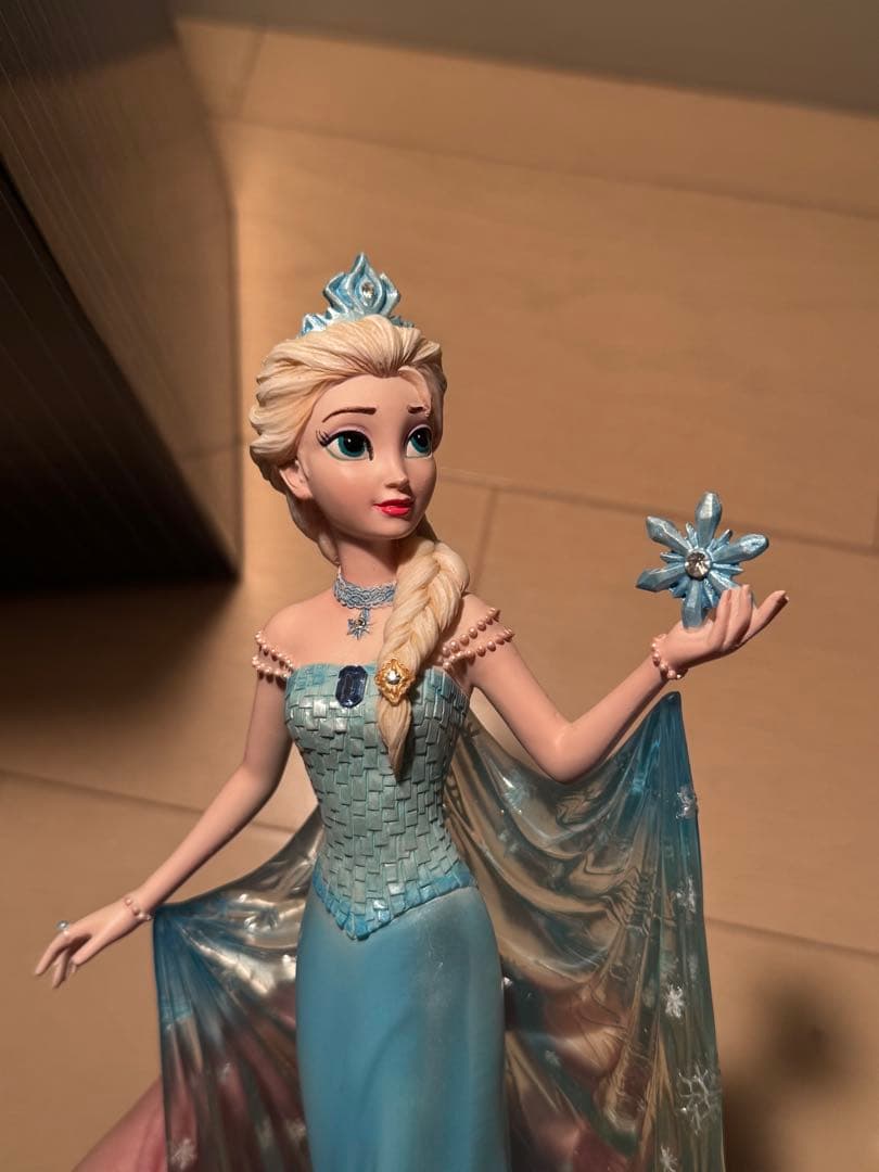 【レア★海外パーク品】アナと雪の女王エルサトラディションショーケースフィギュア