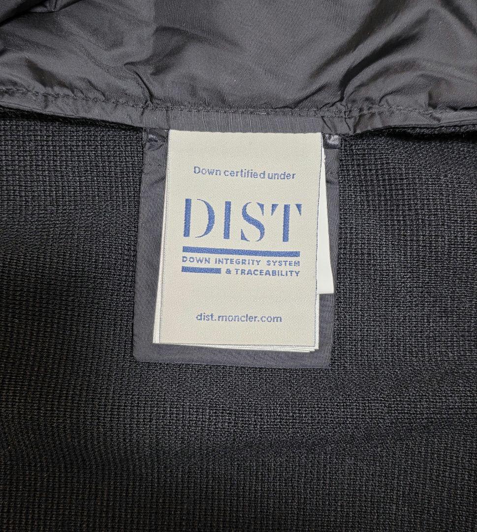 MONCLER GRENOBLE ダウンパッド付きのフロントが特徴です