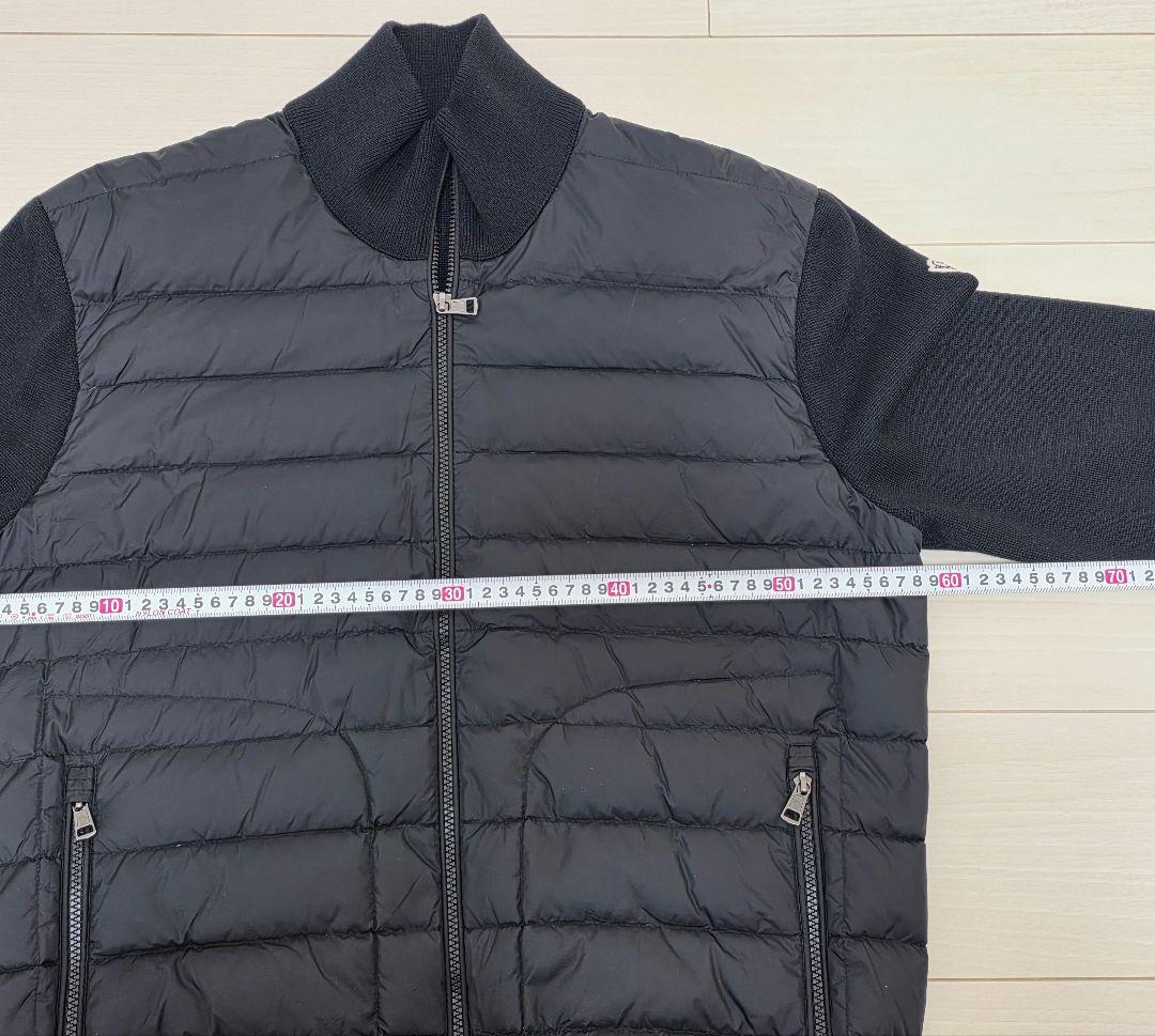 MONCLER GRENOBLE ダウンパッド付きのフロントが特徴です