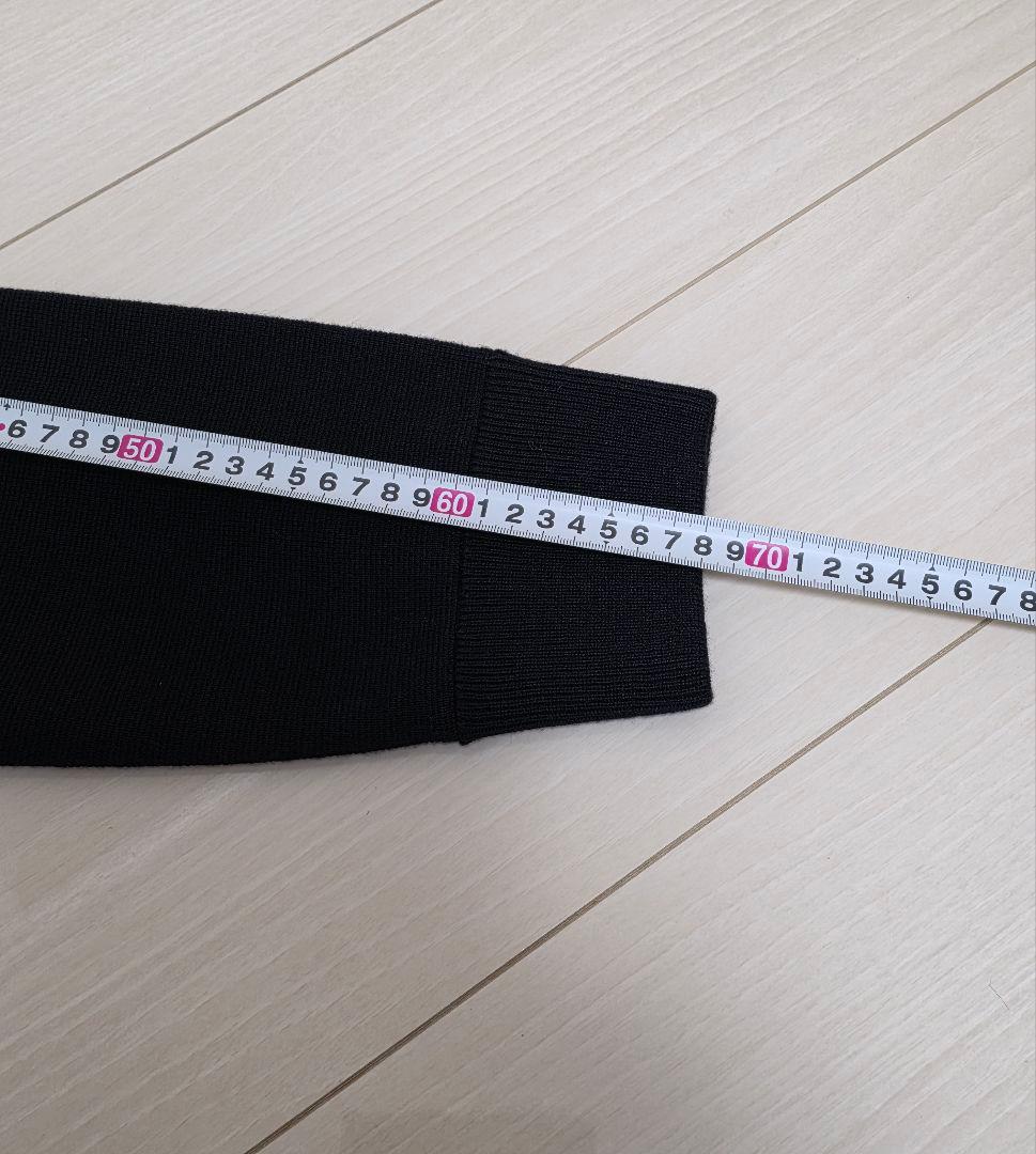 MONCLER GRENOBLE ダウンパッド付きのフロントが特徴です