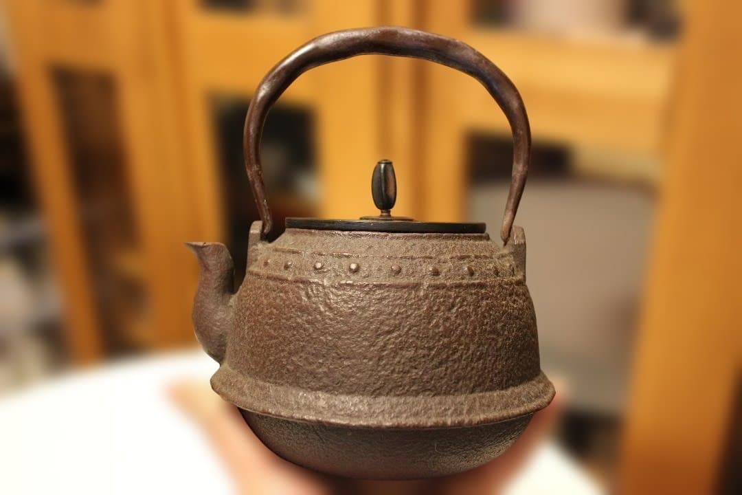 古鉄瓶　　釜師造　小振り鉄瓶　「水漏れなし・状態良好」 　未使用に近い