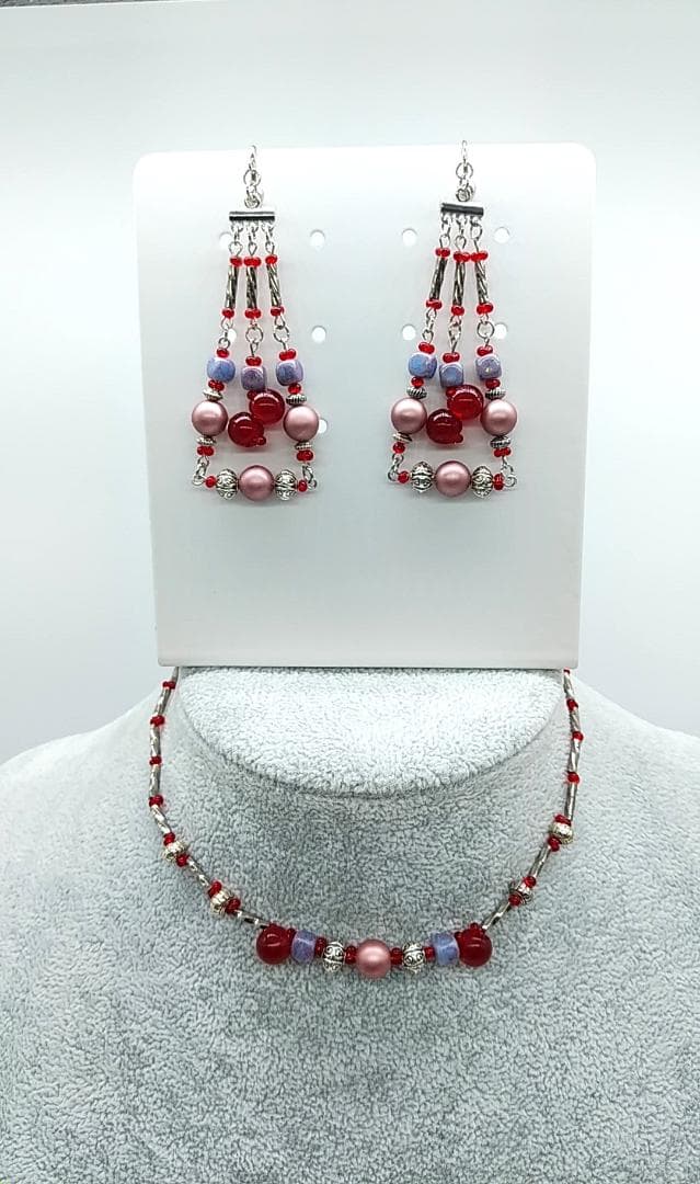 ドイツビーズチェリーレッドとチェコビーズ＆銀古美ビーズのイヤリングとネックレス
