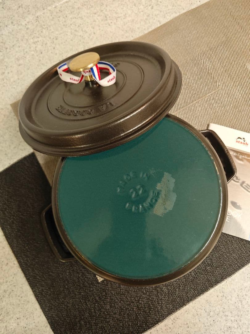 美品 ストウブ鍋ピコ・ココット ラウンド22cm マットブラック