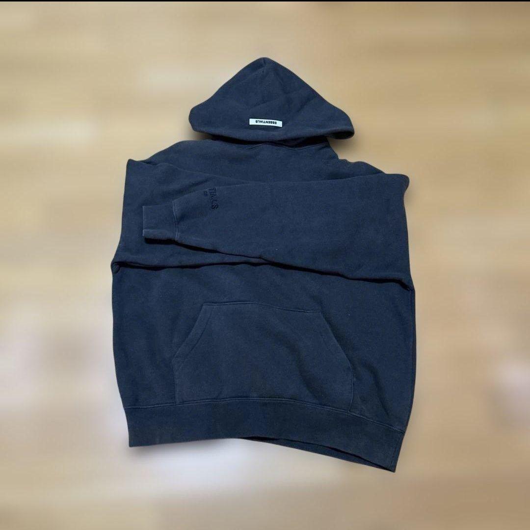 ESSENTIALS ブラックパーカー