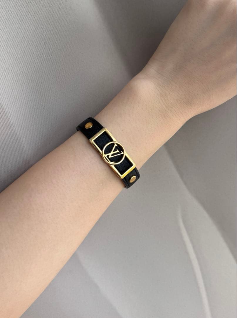 ルイヴィトン　ブラックレザー ゴールドロゴブレスレット