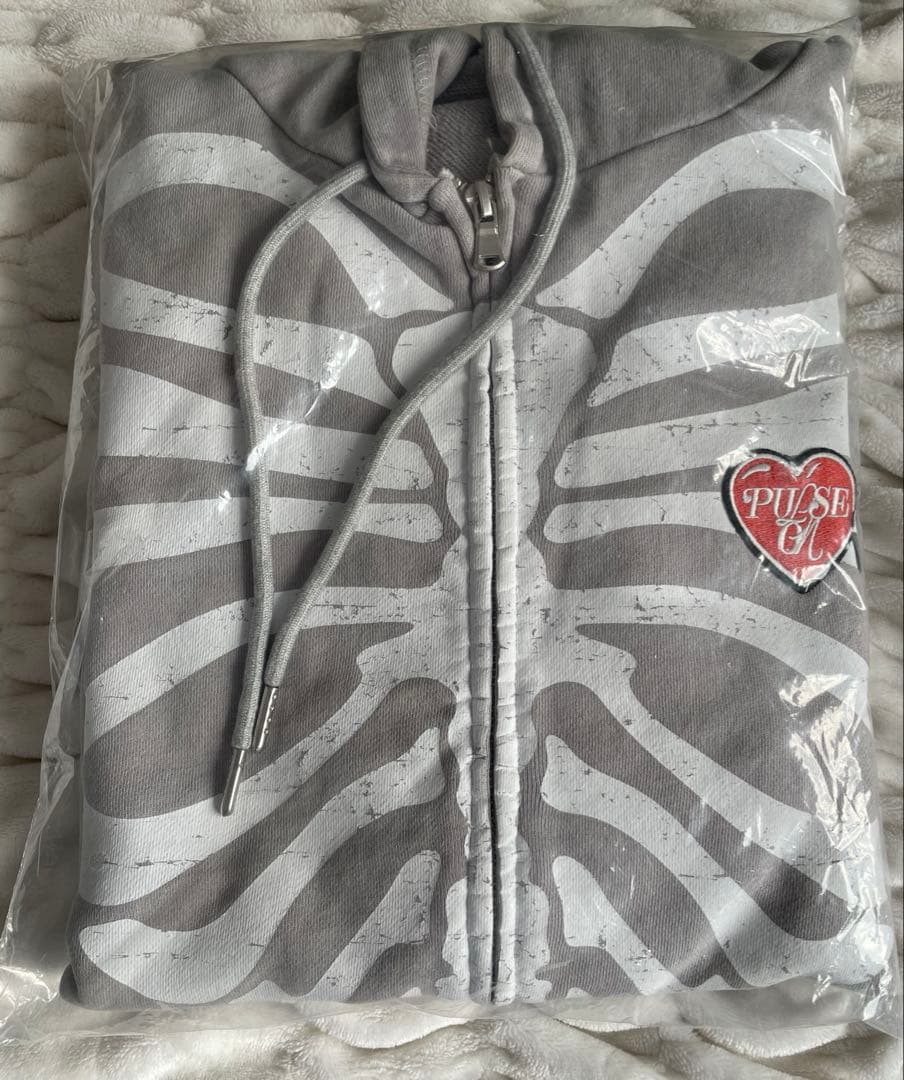 未開封 TREASURE フーディー L グレー PLUSE ON パーカー