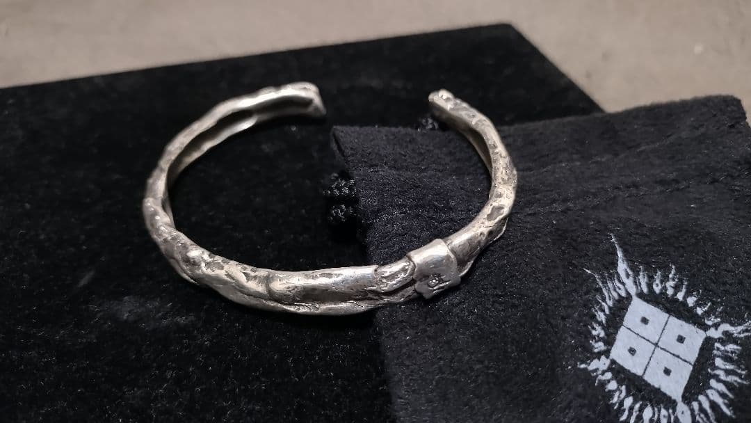 4/22限定価格 TAUJAN バングル S-0025 SAETA