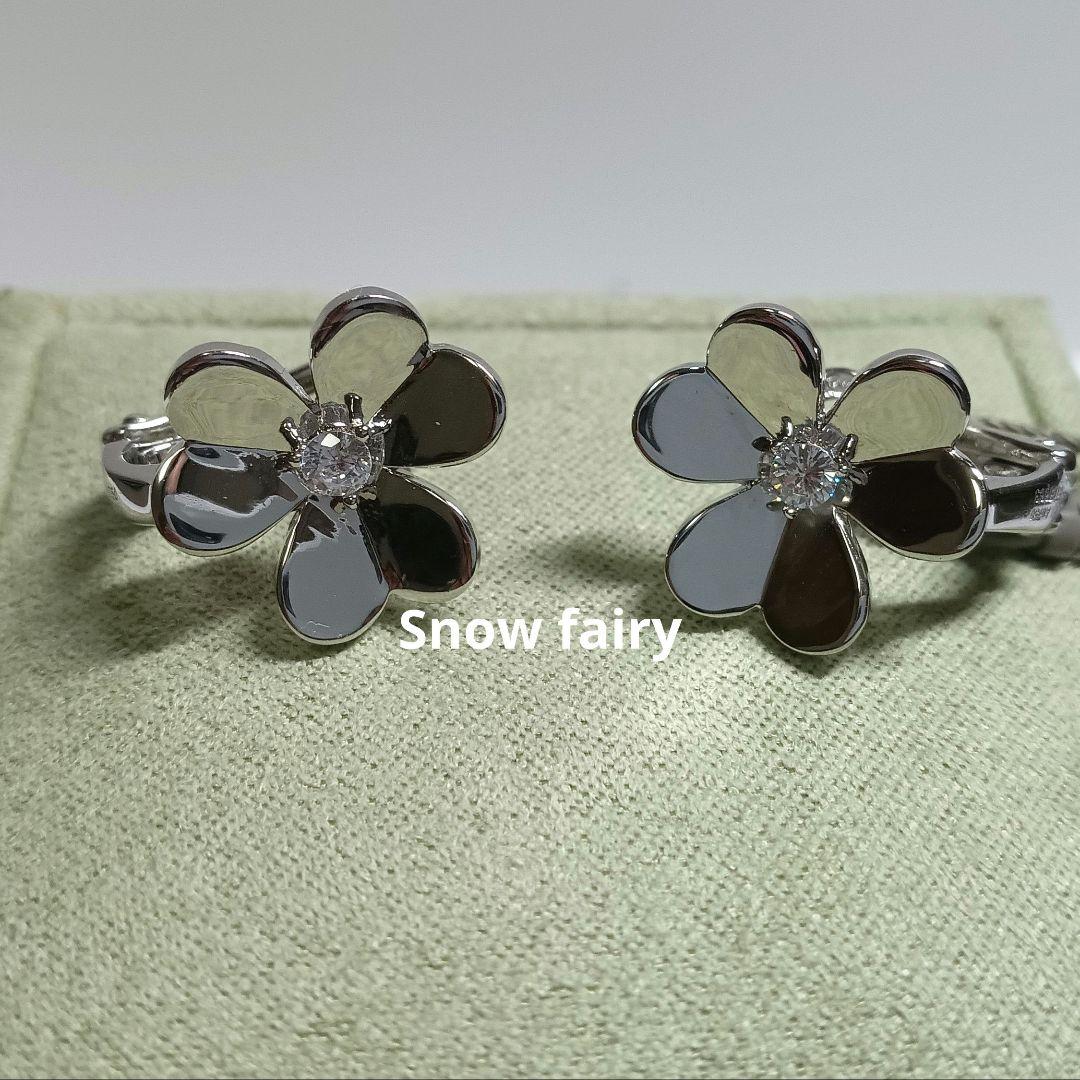 訳あり　ハイクオリティ　三つ葉ピアス　フラワーピアス　WG