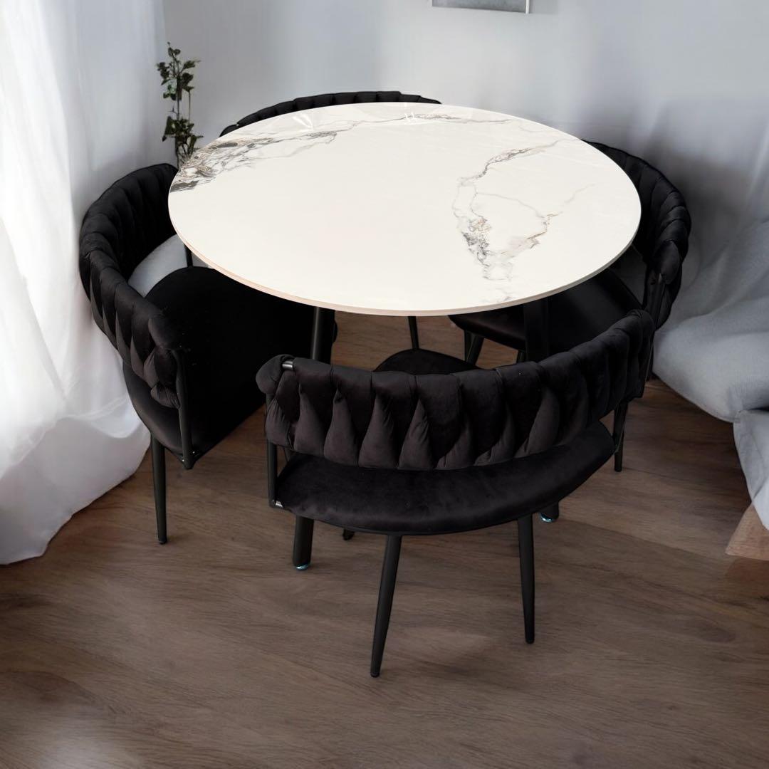 ダイニングテブル+ 4脚の椅子